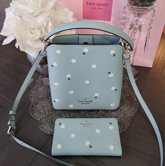 Kate Spade Daisy Embroidered Wallet, Like New - Picture 7 of 12